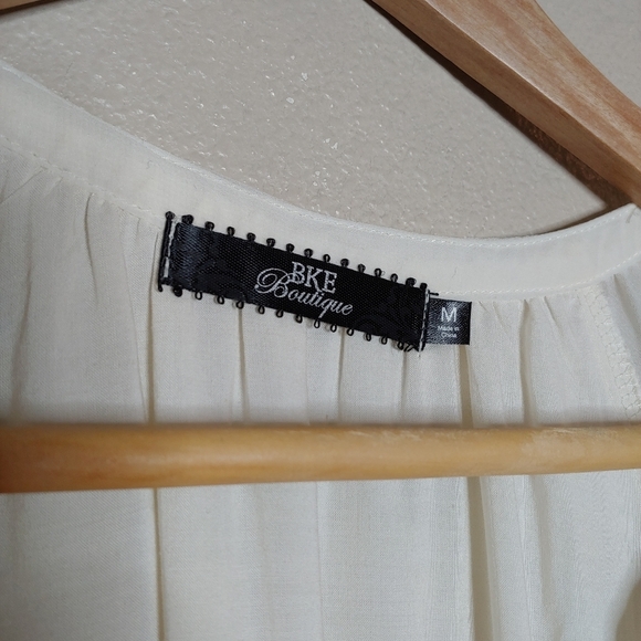 Bke Boutique Chiffon Beaded VNeck Blouse Ivory White Flutter Sleeve Flowy Medium - Picture 9 of 11